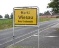 Bild: wro
Auf den Ortsschildern in Wiesau (hier am Kreuzberg) fehlt - trotz der Angebote am Beruflichen Schulzentrum - noch immer die Bezeichnung "Hochschulgemeinde".