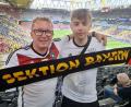 Bild: Kopp/privat
Hannes Kopp und sein Sohn Sebastian aus Waldershof am Samstagabend beim Achtelfinale in Dortmund.