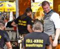 Bild: Petra Hartl
Sie schenken den Gästen eine Maß Bier ein und stürmen zu den Biergarnituren: Die "Füll-Krug-Beauftragten".