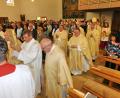 Bild: whü
15 Mitbrüder waren zur Mitfeier des Priesterjubiläums von Pfarrer Sven Grillmeier (vorne Mitte) nach Kirchenlaibach gekommen.