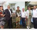 Bild: mmj
Schwandorfs OB Andreas Feller und Bürgermeister Gerald Reiter (Zweiter und Dritter von links) tauschen Erinnerungsgeschenke aus. Mit im Bild die Schwandorfer Stadträtin Alexandra Graf-Weig (links) sowie (von rechts) OWV-Vorsitzender Josef Holler, Margit Meßner vom Hauptverein Weiden und stellvertretender Vorsitzender Michael Koller.