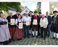 Bild: hdk
Neue Ehrenmitglieder und Gratulanten: (von links) Hildegard Bär, Günter Seibold, Andreas Pirner, Martina Suttner, Karl Stöhr, Paul Pesold, Georg Pirner,, Konrad Lederer, Hubert Scharrer, Bürgermeister Jörk Kaduk und Tobias Lehner.