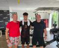 Bild: Kammerl/privat
Nathaniel Brown (Mitte) mit seinem ehemaligen Jugendtrainer Christian Kammerl (rechts) und Michael Lichtenauer vom Studio "Clever Fit".