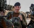 Bild: Bundeswehr/Marco Dorow
Geboren in Speyer, nun in einer wichtigen militärischen Führungsposition im Bayerischen Wald: Oberst Axel Hardt, Kommandeur der Panzerbrigade 12 und damit der einzigen schweren Brigade Süddeutschlands, spricht im Mai mit seinen Soldaten bei der Übung "Quadriga 2024" am Truppenübungsplatz Pabrade in Litauen an der Nato-Ostflanke.