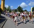 Bild: Dorfgemeinschaft Tröbes 
Die Moosbacher Musikanten spielten die Vereine und Honoratioren zur Kirche und anschließend ins Festzelt.