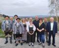 Bild: Wolfgang Schmid/exb
Die neue Vorstandsriege der „Goldbachtaler“ setzt sich zusammen aus Reinhold Albersdörfer, Alfred Braun, Maximilian Albersdörfer, Bernhard Stich, Katharina Ackermann, Gustav Storm, Lydia Kukla, Josef Scherm, Wolfgang Lorenz, Christine Stich und Toni Stich (von links). Ihnen gratulierte Bürgermeister Günter Kopp (rechts).