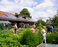 Bild: fvo
Interessierte Besucher erkunden den grünen Garten von Judith und Andreas Bodensteiner.