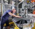 Bild: BMW Group Werk Wackersdorf
Für die neue Produktionslinie für Instrumenttafeln hat die BMW Group in den vergangenen Monaten rund zehn Millionen Euro in neue Anlagen investiert.