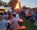 Bild: Cornelia Treml/exb
Viele Besucher sind zum Petersfeuer gekommen.