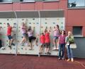 Bild: bey
Wer klettert an der Boulderwand am geschicktesten? Bürgermeister Sebastian Hartl (links) oder die Kinder? Schulleiterin Rektorin Sandra Landgraf (Zweite von rechts) freut sich, dass die Boulderwand aufgestellt ist. Einen wesentlichen finanziellen Beitrag dazu haben Albert Gewargis und Ehefrau Isolde (rechts) mit ihrer Großspende von 5000 Euro geleistet.