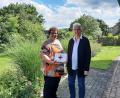 Bild: Gunther Fuchs/exb
Karin Borchers (links) vom Kinderpalliativteam zusammen mit Dorothea Fuchs bei der Spendenübergabe von 1770 Euro.