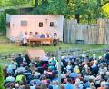 Bild: Renate Prucker/exb
Die Premiere für das Stück "s' Elädrische" feiert die Laienspielschar Windischeschenbach. Bis auf Randplätze war die Tribüne vor der Freilichtbühne an der Burg Neuhaus ausverkauft.