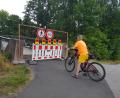 Archivbild: wb
Die Geh- und Radwegbrücke über die B15 bei Tirschenreuth wurde vor einem Jahr beschädigt. Am Dienstag, 2. Juli, beginnt nun der erste Teil der Instandsetzungsarbeiten. Dafür muss die Bundesstraße gesperrt werden.