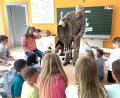 Bild: no
Buchautor Roland Bock mit einem Tierfell bei der Preisverleihung in der Kombiklasse 3/4 der Grundschule Illschwang.