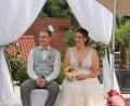 Bild: kro
In einer ganz in Weiß gehaltenen Kulisse heirateten am Samstag Sonja und Sebastian Fuhrmann auf dem Heindlhof in Poxdorf.