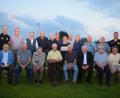 Bild: bnr
Eine lange Reihe von Gründungsmitgliedern und Mitgliedern, die seit 50 Jahren dem Verein SF Weidenthal-Guteneck die Treue halten, konnten Vorstand Franz Kirchberger (hinten links) und zweiter Vorstand Alexander Butz mit Urkunde und einem Geschenk ehren.