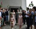 Bild: D. Nachtigall/exb 
Frisch vermählt und unter der Hantel schreiten Kerstin und Christopher Bär aus der Kirche.