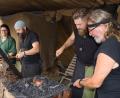 Bild: mfh
Die Beherrschung des Metalls mit Hilfe der Element Feuer und Wasser regte im Mittelalter und auch heute noch die Phantasie des Volkes an. Die Schmiede Keltensonne hält diese Phantasie jedes Jahr auf dem Altstadtfest aufrecht (von links), Tochter Anna, Schwiegersohn Degge, Jungschmied Nobby und Altschmiedemeister Günther.