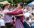 Bild: Sven Hoppe/dpa
Auf zum Paartanz am frühen Morgen: So geht es am traditionellen Kocherlball am Chinesischen Turm im Englischen Garten zu.