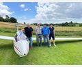 Bild: Gerhard Götz, LSG Amberg
Prüfer Frank Kurtz mit den strahlenden frisch gebackenen Scheinpiloten: Kurt Maier, Christian Kelm und Kristian Soloviov