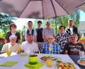 Bild: BRK Seniorenzentrum Kemnath/exb
Heiner Dworzak (vorne, Zweiter von rechts) stieß mit seiner Familie sowie Zweitem Bürgermeister Hermann Schraml (links daneben) auf seinen 90. Geburtstag an.