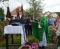 Bild: bey
Stadtpfarrer Adam Karolzak segnet im Festgottesdienst vor der Barbara-Kapelle die Erinnerungsbänder für die Feuerwehren Hagendorf und Reinhardsireth