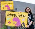 Bild: Bernd Thissen/dpa
Die Stadt Gelsenkirchen wird im Juli Schauplatz für die „Eras Tour“ von Superstar Taylor Swift - und gibt zu Ehren der Musikerin einen neuen Namen. Enthüllt wurde das „Swiftkirchen“ von Swift-Fan Aleshanee Westhoff.