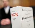 Symbolbild: Oliver Berg
Ein Strafgesetzbuch (StGB) steht im Gericht auf der Richterbank. In Amberg verurteilte das Jugendschöffengericht einen 20-Jährigen zu einer Bewährungsstrafe wegen Drogenhandels.