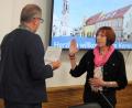 Bild: stg
Rathauschef Roman Schäffler vereidigte Jutta Deiml als neue Dritte Bürgermeisterin der Stadt Kemnath.