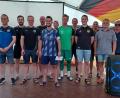 Bild: jsc
Siegerehrung nach dem Quadrus-Cup beim 1. FC Schmidgaden: Das Bild zeigt die Kapitäne der vier Mannschaften mit den Offiziellen.