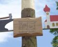 Bild: amö
Die "Bunkerhaislleit" verewigen sich mit einem Schild am Kirwabaum.