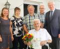 Bild: Jochen Neumann/exb
Jubilar Anton Seiler (sitzend) mit (von rechts) Bürgermeister Johannes Reger, Karl Hausner und Ernst Gallersdörfer von der Siedlergemeinschaft Erbendorf sowie vom Zitherclub Heidi Banzer und Veronika Hille.