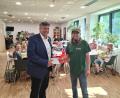 Bild: sne
Bürgermeister Edgar Knobloch (links) überreicht Stephan Müller im Namen der Stadt 500 Euro für das Familienfrühstück von Learning Campus.