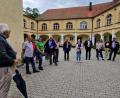 Bild: td
Burkhard Graf Beissel von Gymnich (links) zeigt der Bezirkskommission Gutenecks größte Attraktion: das Schloss.