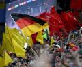 Bild: Bernd Thissen/dpa
Viele Fans sorgen im Stadion für Stimmung. Sie wollen dabei keine Influencer unter sich.