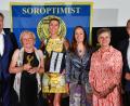 Bild: Petra Hartl
Der Frauenpreis 2024 des Soroptimist Clubs Amberg-Sulzbach ging im Ring-Theater an an Marianne Gutwein (Sozialdienst katholischer Frauen). Von links: Stefan Braun, Marianne Gutwein, Heidi Heckmann, Manuela Nitsche, Monika Meier-Pojda und Martin Preuß.