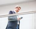 Archivbild: Matthias Balk/dpa
Ministerpräsident Markus Söder (CSU) mit seinem Smartphone in der Hand. Er ist in den sozialen Medien sehr erfolgreich.