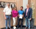 Bild: Tobias Reitmeier/exb
Personalleiterin Christine Rank (Zweite von links), Vorsitzender Franz Grabinger (rechts) und Bürgermeister Hans Prechtl (links) gratulierten Christian Barth (Dritter von links) zum 25-jährigen Dienstjubiläum.