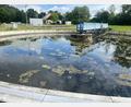 Bild: Wilhelm Amann
Die Stadt Nabburg muss kräftig in die Abwasserentsorgung investieren und dabei auch ihre Bürger zur Kasse bitten. Unser Bild entstand in der auch sanierungsbedürftigen Kläranlage und zeigt das Nachklärbecken, in dem die Endstufe der Abwasserreinigung abläuft.