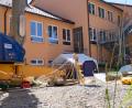 Bild: le
Dieses weiße Zelt beherrscht derzeit die Baustelle am Kindergarten „Unterm Regenbogen“. Darunter laufen Grabarbeiten für ein archäologisches Begleitguthaben.