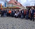 Bild: AGU/exb
Die Arbeitsgemeinschaft Unternehmensführung besuchte die Zoiglstadt Mitterteich. Auch eine Fahrt mit dem "Express" der Petersklause (im Hintergrund) gehörte zum Programm.