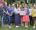 Bild: exb
Einen Scheck über 1500 Euro überreichen die EMZ-Mitarbeiter an den Hospizverein Schwandorf.