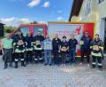 Bild: Feuerwehr Oberwappenöst/exb
Vertreter der Feuerwehr Oberwappenöst mit EHS-Geschäftsleiter Hermann Krisch (Sechster von links) sowie Bürgermeister Günter Kopp (links) bei der Übergabe der Defibrillatoren.