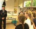 Bild: no
In voller Montur gekleidet, lässt der ehemalige Bergmann Georg Rubenbauer aus Großenfalz als Zeitzeuge das Thema Maxhütte/Bergbau in der vierten Klasse der Grundschule Illschwang wieder lebendig werden.