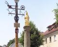Bild: amö
Neu vergoldet: Die Madonna auf der Marienstatue, die den Winklarner Marktplatz ziert.
