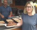 Bild: tk
Christiane Greiner von der Metzgerei Siegert aus Hahnbach geht davon aus, dass sich das EM-Spiel Deutschland-Spanien beim Bergfest in Amberg auf die Besucherzahlen auswirken wird.
