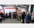 Bild: Fred Lehner
Der Seniorenkreis „Klub 70“ überreicht der Feuerwehr beim Besuch im Gerätehaus auch eine Spende.