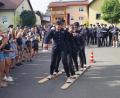Bild: slh
Auf zwei Holzbrettern müssen die Feuerwehrmitglieder beim Ehrenpatenbitten in Losau einen Slalomparcours bewältigen.