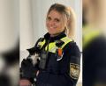 Bild: POM Werner, PI Nabburg
Polizeiobermeisterin Anna-Lena Meiler mit der Fundkatze auf dem Arm.