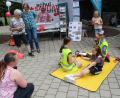 Bild: Nikolaus Scherr/exb
Vor dem Messestand des BRK zeigtn die Schüler des Schulsanitätsdienstes die Versorgung kleiner Blessuren.
